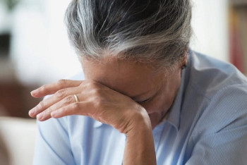 В Уральске неизвестный ударил пенсионерку по голове и ограбил её