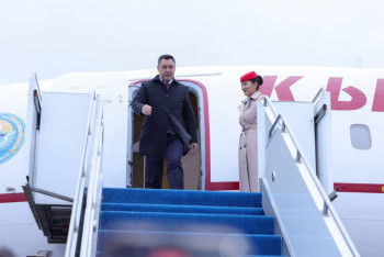 Фотография к новости: Садыр Жапаров прилетел в Казахстан