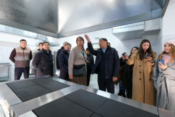 Досаев поручил устранить дефекты после ремонта в одной из школ Алматы