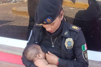 Восхитила соцсети: сотрудница полиции покормила грудью пострадавшего во время урагана ребенка