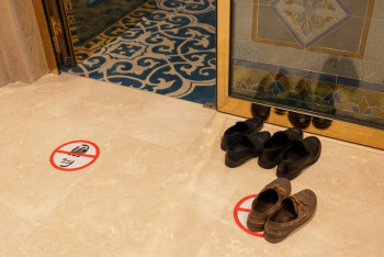 У жителя столицы во время намаза украли брендовые кроссовки