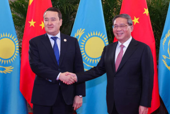 Фотография к новости: Безвизовый режим между Казахстаном и Китаем обсудили Смаилов и Ли Цян