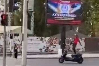 Шымкентца оштрафовали за акробатические трюки на мопеде