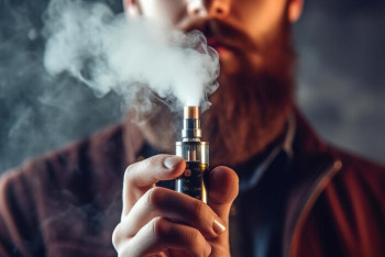 Пассажира авиарейса Алматы-Астана-Актау оштрафовали за курение электронной сигареты