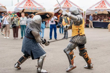 Фотография к новости: Игры в куклы и средневековые бои: какой нестандартный досуг предлагают костанайцам?