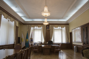 Фотография к новости: Ковры, золотые ручки, портреты – на какие украшения интерьера тратят бюджет казахстанские акимы