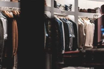 Мужчина обокрал магазин за 45 секунд в Караганде