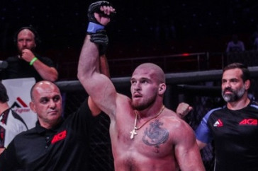 Фотография к новости: Известный казахстанский боец поспорил с президентом AMC Fight Night на крупную сумму