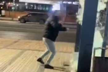 Фотография к новости: Хулиган разбил стекло остановки в Астане