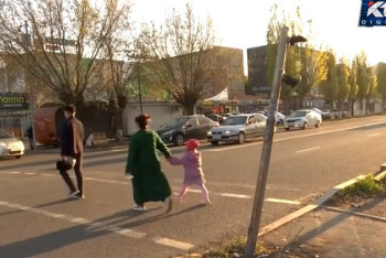 Светофор упал на голову беременной жительнице Тараза