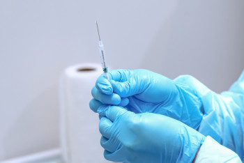 Слух о связи аутизма с вакцинацией назвали в Казахстане фейком