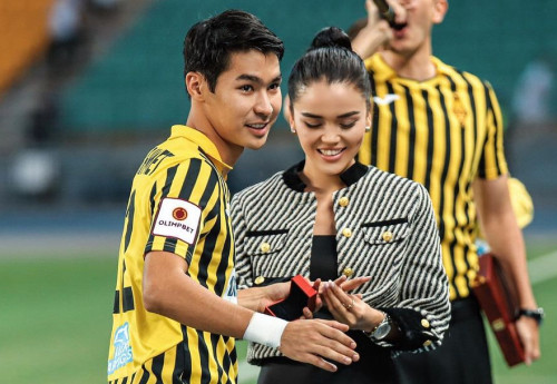 Фотография к новости: Полузащитник "Кайрата" женился на актрисе - видео со свадьбы появилось в Сети