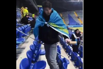 Астанчане убрали мусор с трибун после матча Казахстана с Сан-Марино