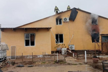 81-летнюю жительницу Атырау спасли при пожаре в доме