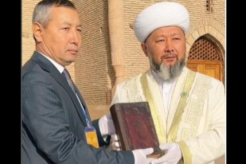 Фотография к новости: Коран Кенесары хана передали мавзолею Ходжи Ахмеда Яссауи