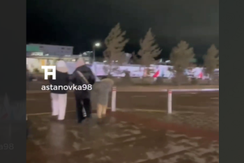 Фотография к новости: В Астане из-за штормового ветра на женщину упал забор