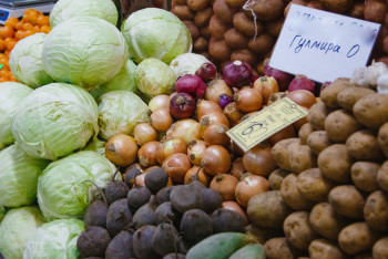 Половина расходов казахстанцев уходит на еду