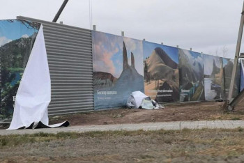 Рекламный баннер упал на женщину в Астане