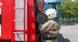 13 человек эвакуировали в Усть-Каменогорске при пожаре в многоэтажке