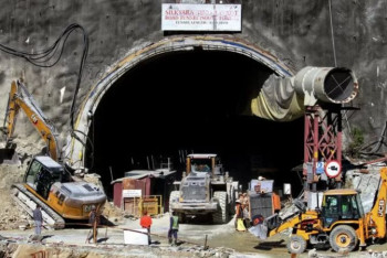 40 рабочих оказались заблокированными под землёй после обрушения тоннеля в Индии