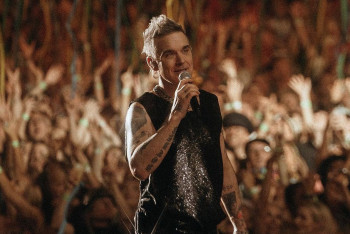 Фотография к новости: Скончалась поклонница Робби Уильямса, упавшая во время его концерта