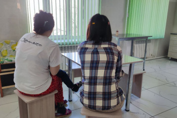 Фотография к новости: Заставлял молиться и избивал: обитательницы кризисного центра в области Абай рассказали свои истории