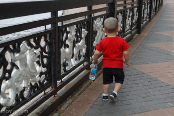 Фотография к новости: Бьют и укладывают спать на полу: родители устроили скандал в детсаду Актобе