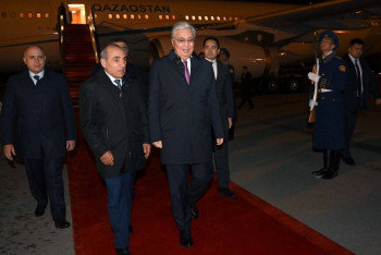 Токаев прибыл с рабочим визитом в Баку