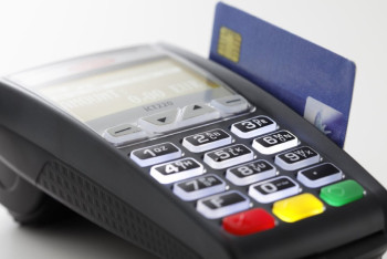 Совершала покупки чужой картой: жительнице ВКО грозит до 5 лет