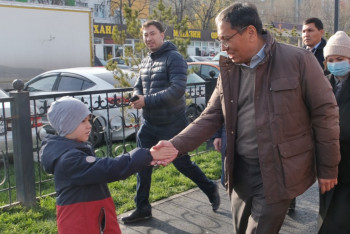Ремонт поликлиники ГКБ №7 и уникальная подземка: Ерболат Досаев осмотрел микрорайон Калкаман
