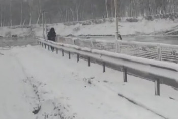Ледоход сорвал часть понтонного моста в ЗКО