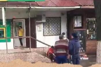 Кирпич упал на голову женщине в Уральске. Она скончалась