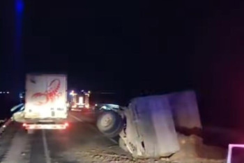 Прицеп с камнями отцепился на трассе и столкнулся с автобусом в Кызылординской области