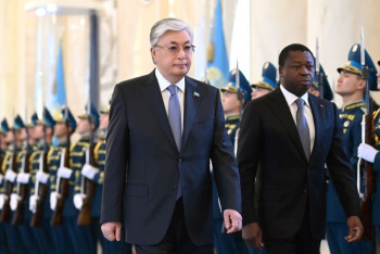 Фотография к новости: Президент Того прибыл в Астану