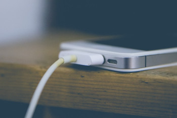 Фотография к новости: Почему опасно заряжать смартфон в чужом авто, рассказали эксперты