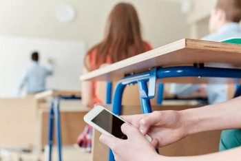 Фотография к новости: Ограничить использование телефонов во время уроков предлагают в Казахстане