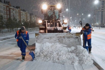 Более двух тысяч рабочих чистят снег в Астане