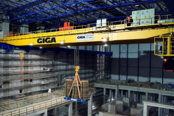 Мостовой кран упал на комбинате в Темиртау