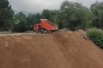 Фотография к новости: Назревает экологическая катастрофа: жители микрорайона в Алматы объявили "войну" застройщику