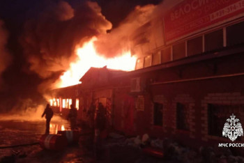 Пожар на площади 6,8 тысячи квадратов охватил рынок в Татарстане