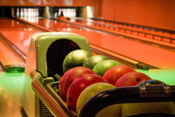 Фотография к новости: Боулинг с закрытыми глазами сыграли в Астане