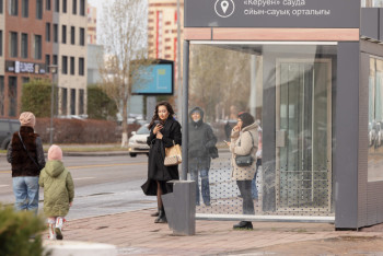 Стёкла автобусной остановки упали от ветра на людей в Астане