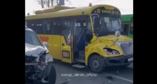 Школьный автобус попал в ДТП в Алматы
