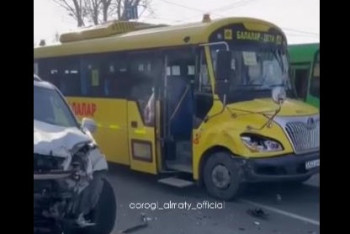 Школьный автобус попал в ДТП в Алматы