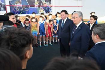 Касым-Жомарт Токаев посетил сельский спорткомплекс в Актюбинской области