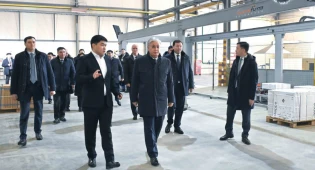 Токаеву показали завод по производству керамогранита и керамических плит в Актобе
