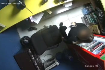 Фотография к новости: Мужчина с кухонным ножом напал на сотрудницу букмекерской конторы в Атырау