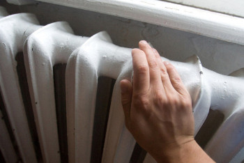 Фотография к новости: Власти не могут найти 10 метров трубы: жители Сатпаева жалуются на слабое теплоснабжение