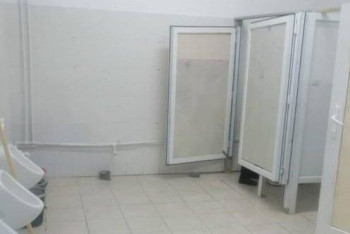 Житель Атырау возмутился наличием видеокамеры в школьном туалете