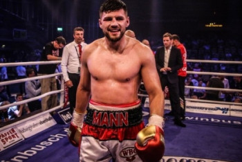 Фотография к новости: Нокаутом завершился бой боксёра из Казахстана и "Гордости России"